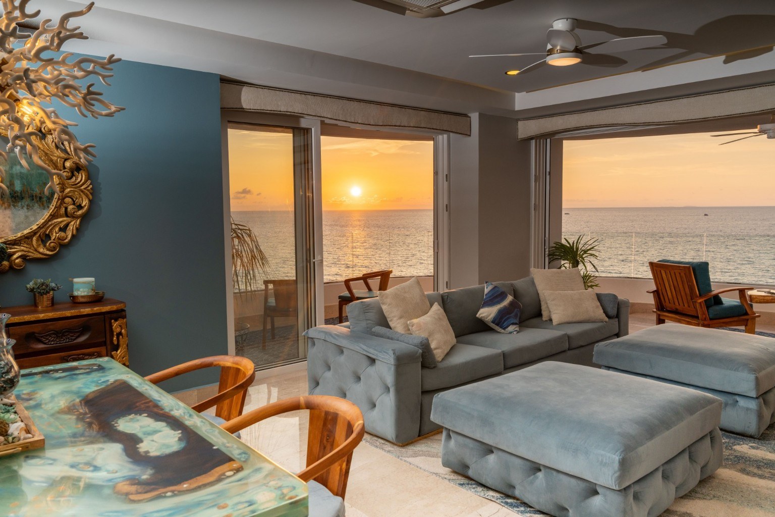 Sala de Blue Horizon Residence 904 con vista al océano al atardecer
